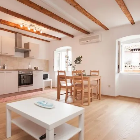 Carera Corner 1bdr By Irundo Apartmán